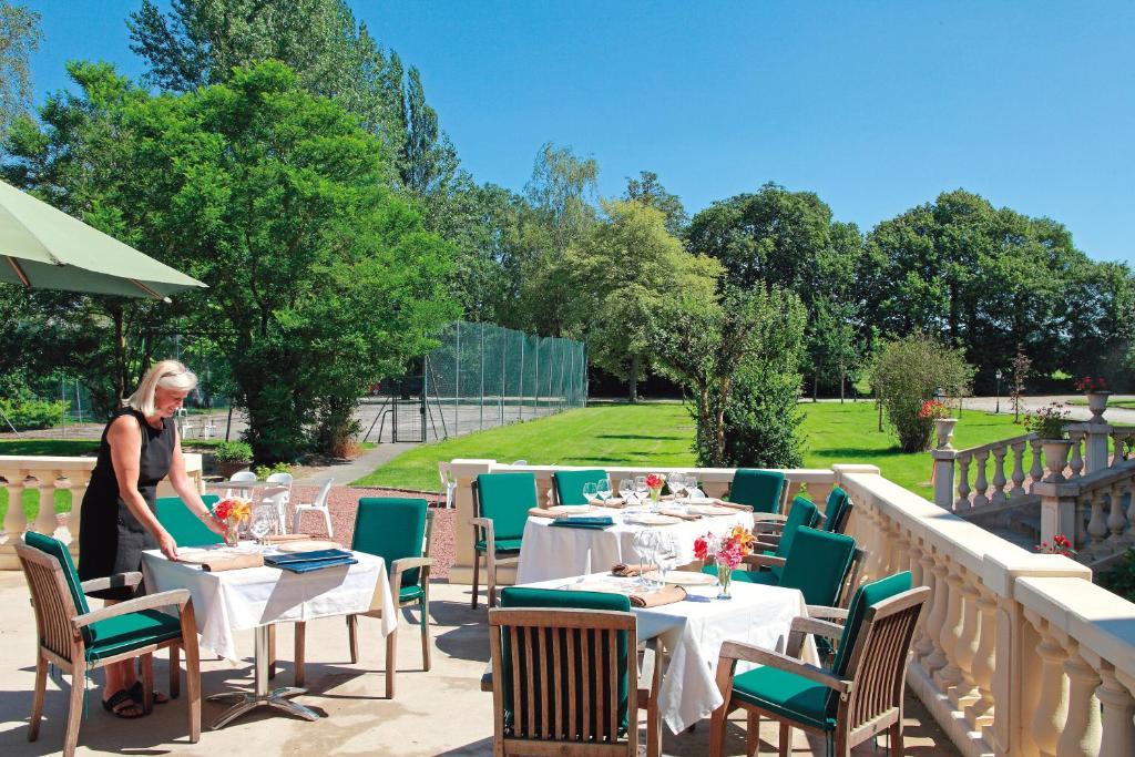 Logis Hotel & Restaurant - Le Chateau Des Tourelles 3 Etoiles Le Wast Exterior photo