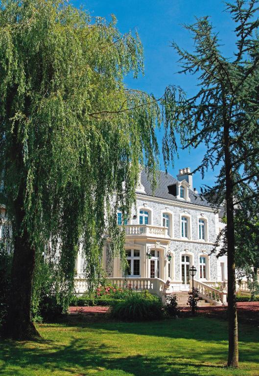Logis Hotel & Restaurant - Le Chateau Des Tourelles 3 Etoiles Le Wast Exterior photo