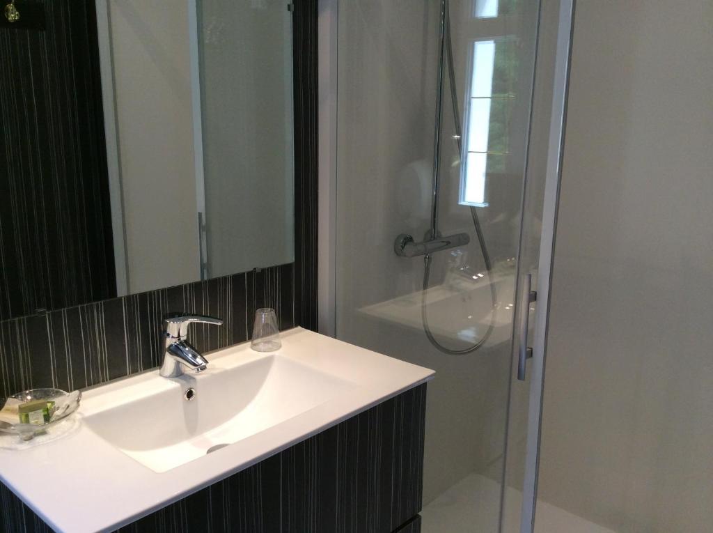 Logis Hotel & Restaurant - Le Chateau Des Tourelles 3 Etoiles Le Wast Room photo