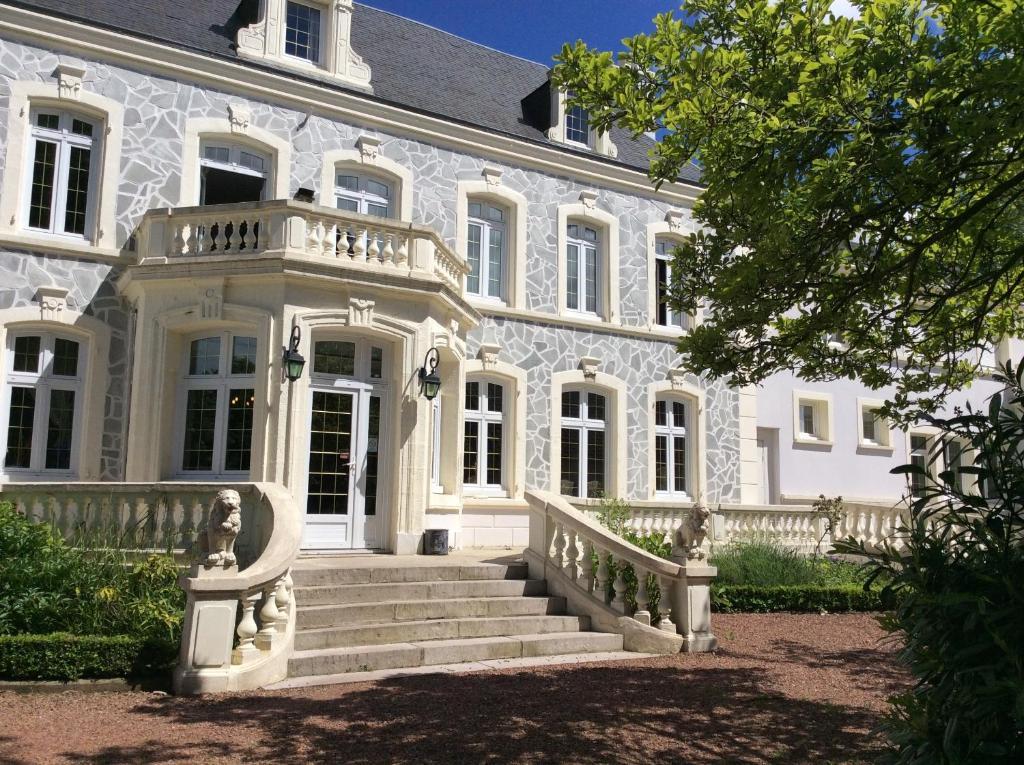 Logis Hotel & Restaurant - Le Chateau Des Tourelles 3 Etoiles Le Wast Exterior photo