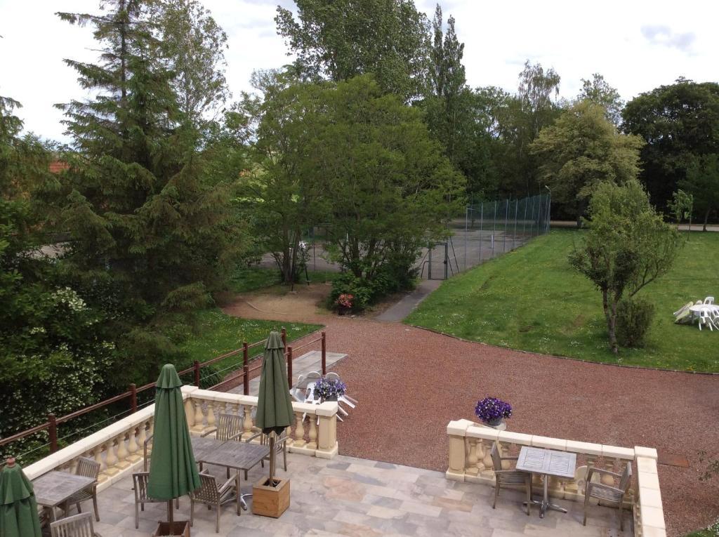 Logis Hotel & Restaurant - Le Chateau Des Tourelles 3 Etoiles Le Wast Exterior photo