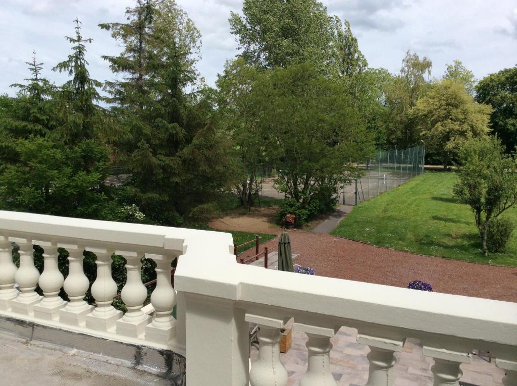 Logis Hotel & Restaurant - Le Chateau Des Tourelles 3 Etoiles Le Wast Exterior photo
