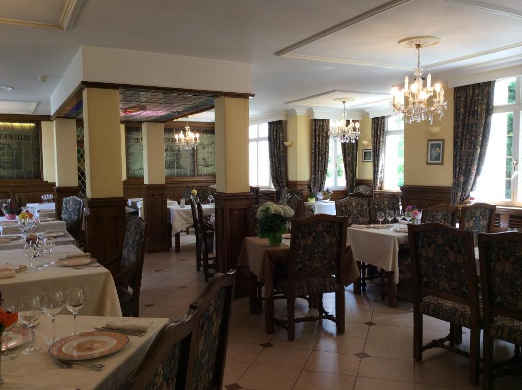 Logis Hotel & Restaurant - Le Chateau Des Tourelles 3 Etoiles Le Wast Exterior photo